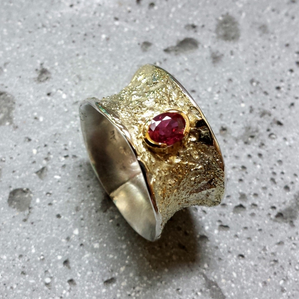 Atelier Solstice – Bague en argent doré et or jaune avec un rubis ovale facetté.