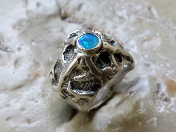 Atelier Solstice – Bague végétale en argent 925 et opale noire d'Australie.  «La Terre nous aime»