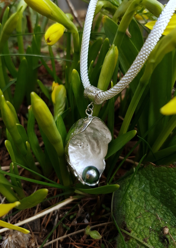 Atelier Solstice – Pendentif et chaîne tricotée en argent 925. Perle de Tahiti.