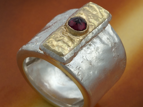 Atelier Solstice – Bague en argent, or et Grenat «Le courage»