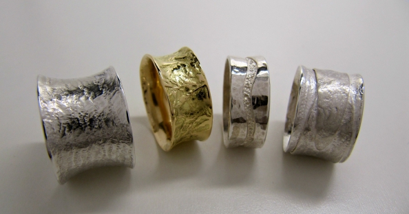 Atelier Solstice – Anneaux forgés en argent et or jaune, avec textures.