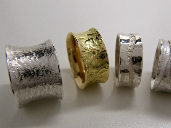 Atelier Solstice – Anneaux forgés en argent et or jaune, avec textures.