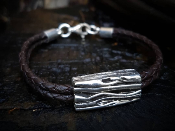 Atelier Solstice – Bracelet plissé en argent oxydé pour homme. 