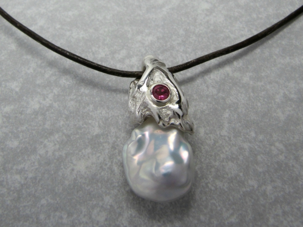 Atelier Solstice – Pendentif en argent 925, tourmaline et perle Keshi.