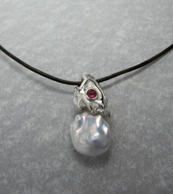 Atelier Solstice – Pendentif en argent 925, tourmaline et perle Keshi.