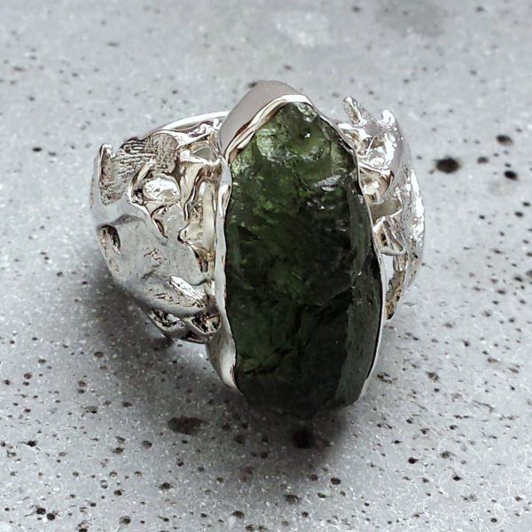 Atelier Solstice – Bague en argent et moldavite