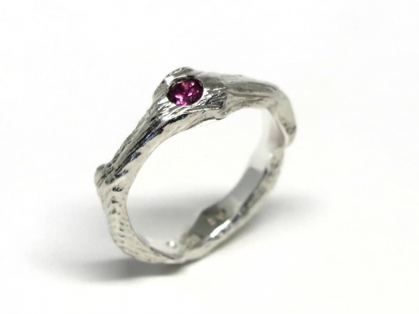 Atelier Solstice - Bague en argent et grenat rhodolite.