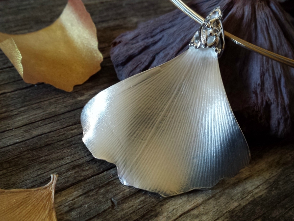 Atelier Solstice – Pendentif feuille de Ginkgo, argent et collier câbles.