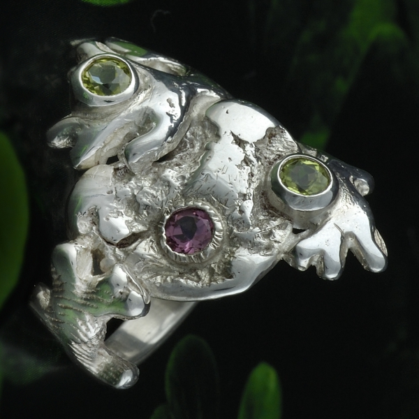 Atelier Solstice – Bague «La beauté du cœur» en argent avec deux péridots et une tourmaline rose.