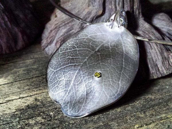 Atelier Solstice – Pendentif «Feuille» en argent et diamant jaune. Collier fil martelé.