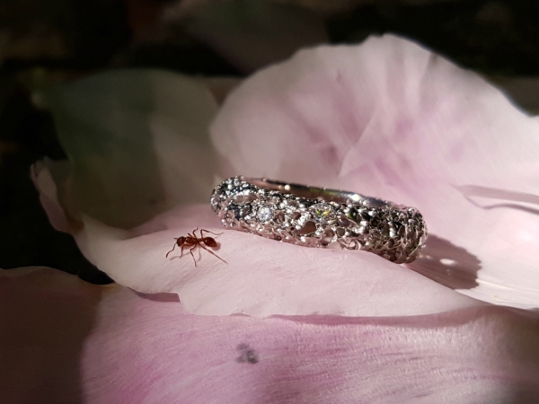 Atelier Solstice – Anneau bombé ajouré en argent 925 6 mm et zircons blancs