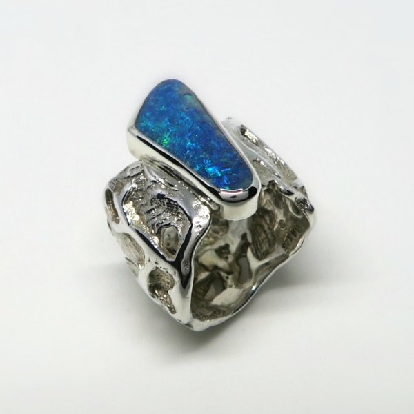Atelier Solstice – Bague végétale en argent et Opale Boulder d’Australie.
