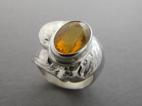 Atelier Solstice – Bague en argent et opale de feu du Mexique.