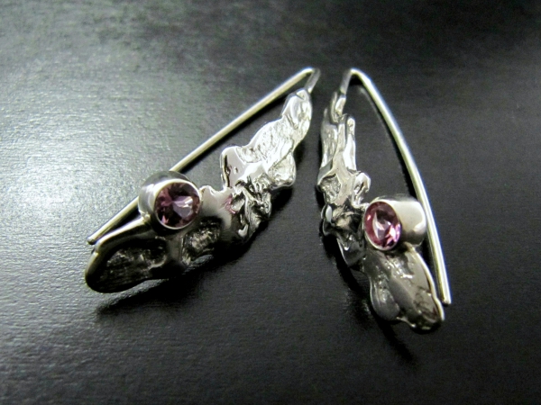 Atelier Solstice – Boucles d’oreilles végétales en argent et Tourmaline rose.