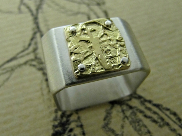 Atelier Solstice – Bague carrée en argent et plaquette forgée en or jaune.