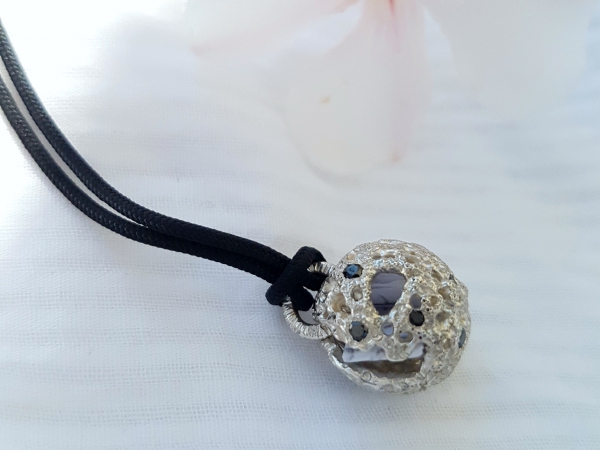 Atelier Solstice – Pendentif à secrets en argent 925 et diamants noirs 