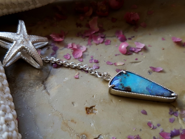 Atelier Solstice – Pendentif étoile de mer en argent 925 et Opale Boulder d’Australie.