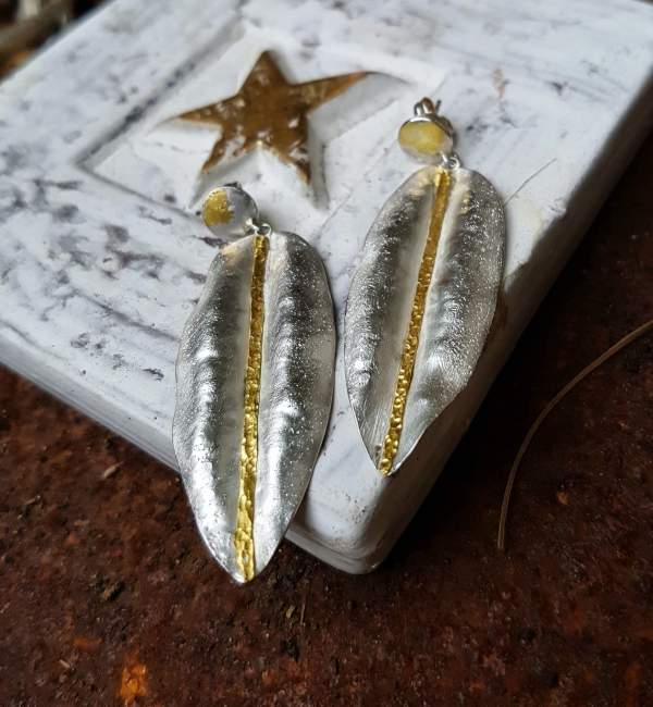 Atelier Solstice – Boucles d’oreilles forgées en argent 925, or 900 jaune.