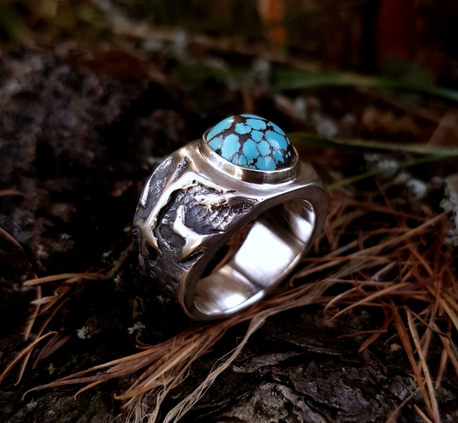 Atelier Solstice – Bague végétale en argent oxydé et Turquoise.