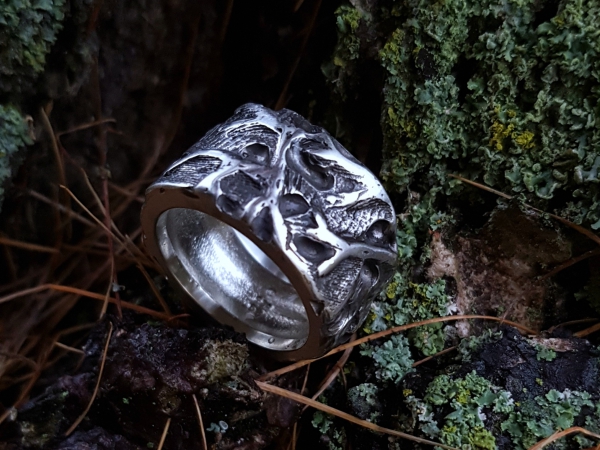 Atelier Solstice – Bague végétale en argent oxydé pour homme.