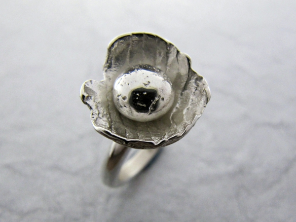 Atelier Solstice – Bague en argent «Pétale et goutte de rosée».