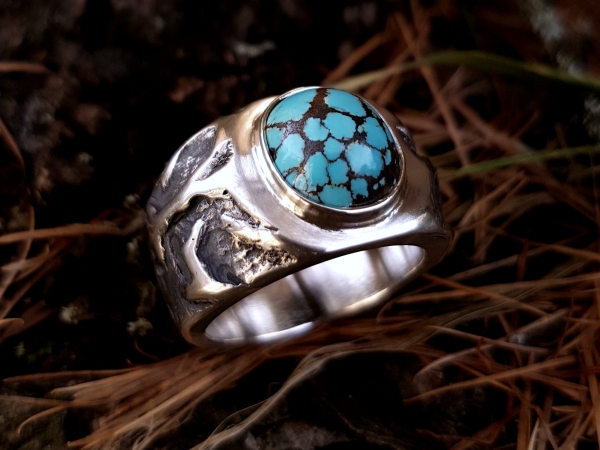 Atelier Solstice – Bague végétale en argent oxydé et Turquoise.