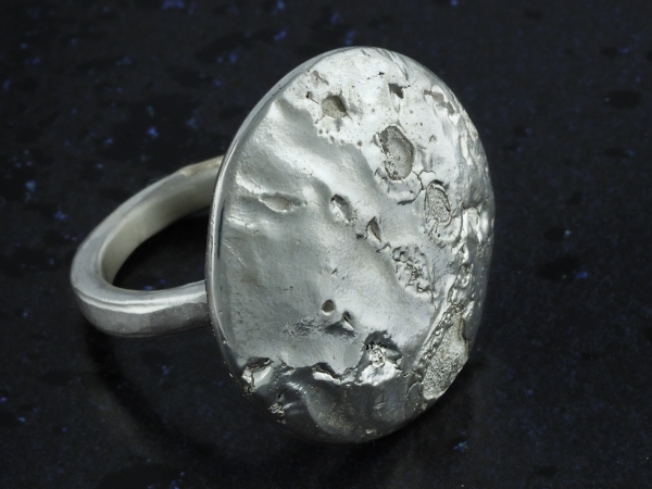 Atelier Solstice – Bague «Pleine Lune» en argent, réticule.