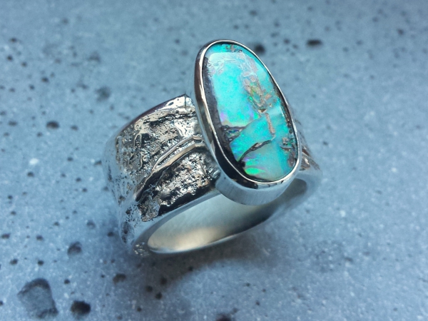 Atelier Solstice – Bague en argent et opale Boulder d’Australie.
