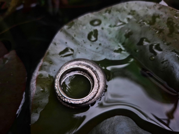 Atelier Solstice – Bague bombée forgée en argent, avec textures.