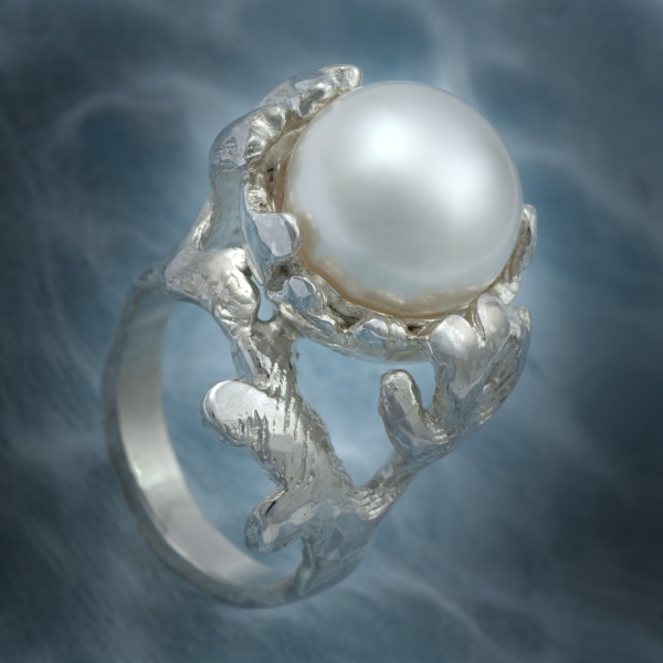 Atelier Solstice – Bague végétale et perles du Sud.
