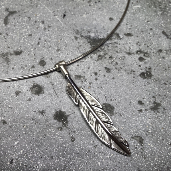 Atelier Solstice – Pendentif – Plume, bronze ou or