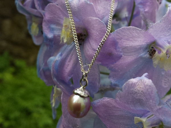 Atelier Solstice – Pendentif et perle Akoya goutte, chaînette argent.