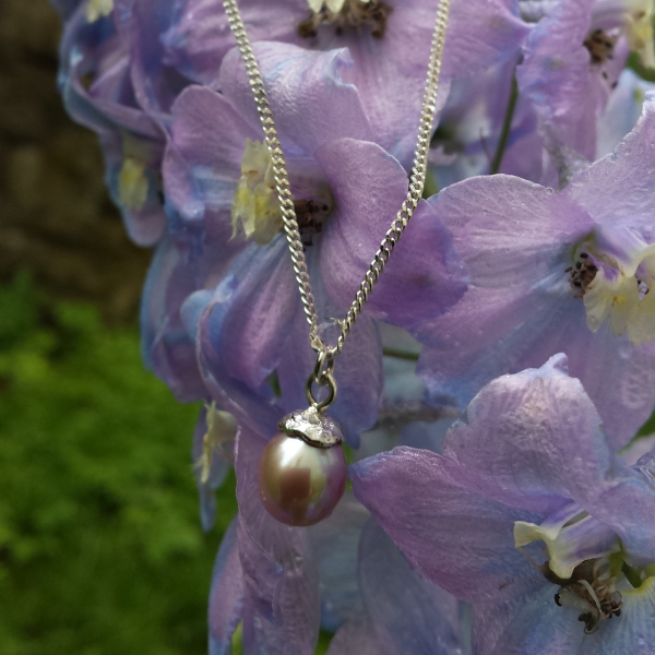 Atelier Solstice – Pendentif et perle Akoya goutte, chaînette argent.
