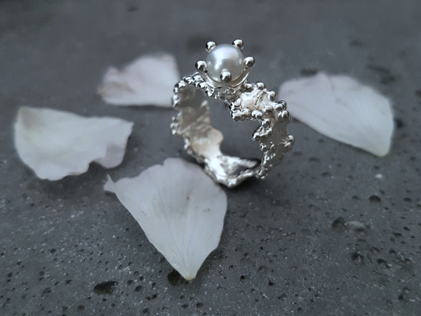 Atelier Solstice – Bague végétale Cendrillon en argent clair ou oxydé avec perle de culture Akoya.