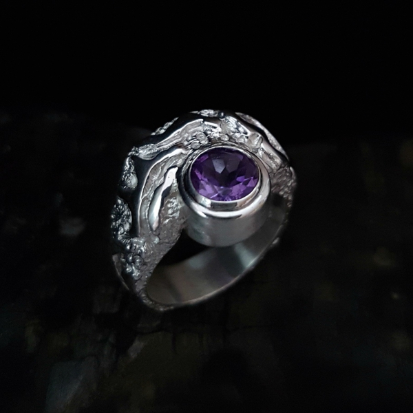Atelier Solstice – Bague avec motifs et améthyste du Brésil