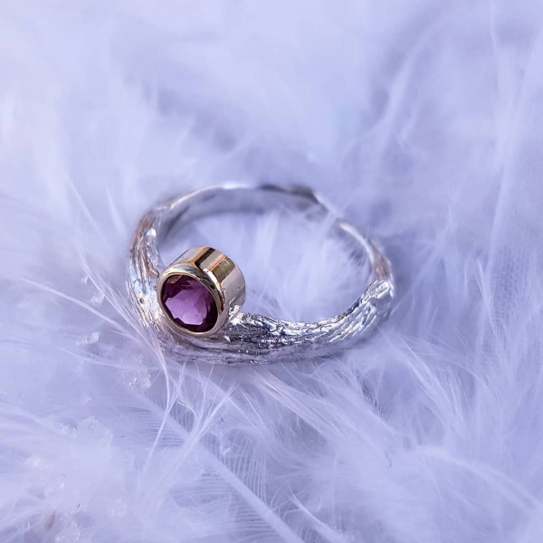 Atelier Solstice – Bague en argent et sertissure or jaune avec tourmaline