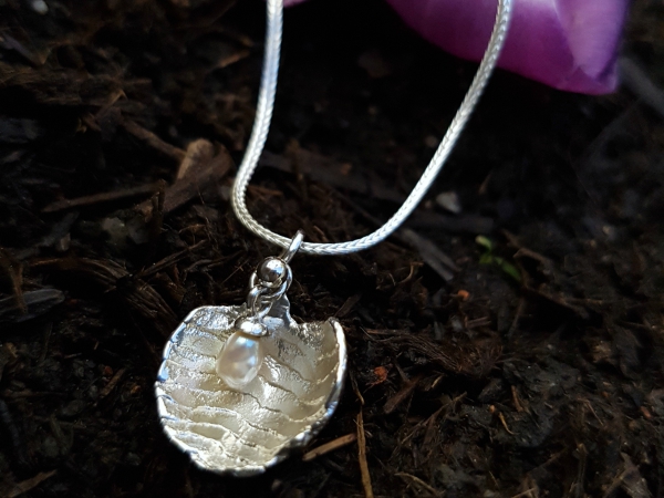 Atelier Solstice – Pendentif en argent «Pétale» et perle d’eau douce.