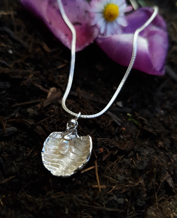 Atelier Solstice – Pendentif en argent «Pétale» et perle d’eau douce.