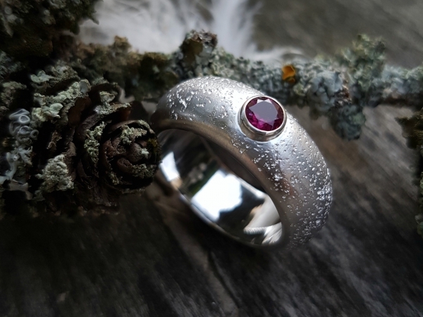 Atelier Solstice – Anneau bombé «Pleine Lune» en argent 925 et tourmaline rose.