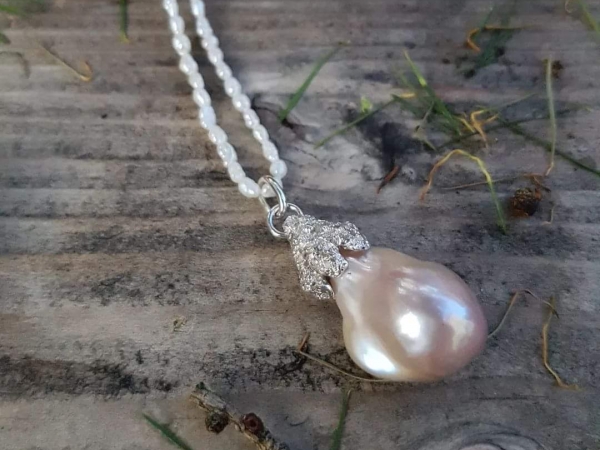 Atelier Solstice – Pendentif en argent 925 et perle baroque rosée.