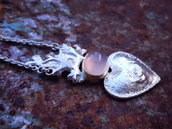 Atelier Solstice – Pendentif sacré coeur de Marie Argent 925 et quartz rose
