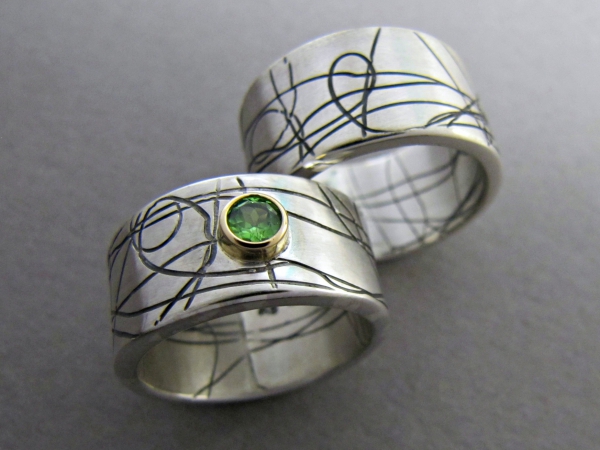 Atelier Solstice – Alliances lignées en argent, or jaune et Tourmaline verte.