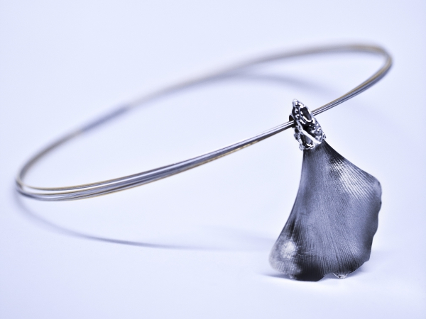 Atelier Solstice – Pendentif feuille de Ginkgo, argent et collier câbles.