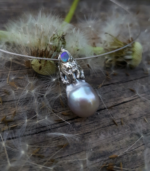 Atelier Solstice – Pendentif en argent 925, perles baroques et opales Boulder d'Australie.