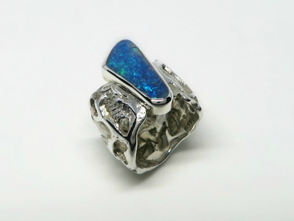 Atelier Solstice – Bague végétale en argent et Opale Boulder d’Australie.