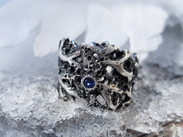 Atelier Solstice – Bague végétale en argent oxydé pour homme, saphir bleu.