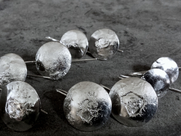 Atelier Solstice – Boucles d’oreilles «Pleine Lune» en argent, réticule.