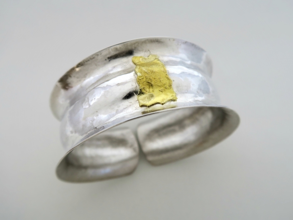 Atelier Solstice – Bracelet bombé en argent et or jaune.