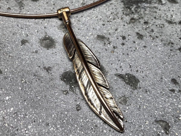 Atelier Solstice – Pendentif – Plume, bronze, collier Omega doré couleur or rose.