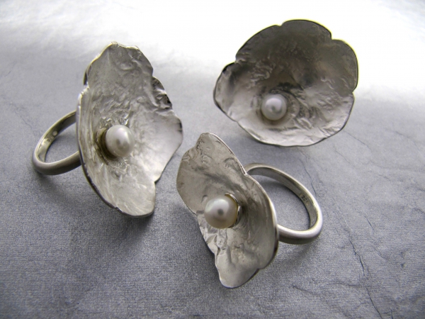 Atelier Solstice – Bagues en argent 925 plissé et perles de culture.